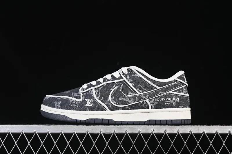 All categories Nk SB Dunk Series Nk SB Dunk Low High-end customized low-top sneakers Nike SB Dunk Low LV co-branded white and dark blue denim High-end customized low-top casual sneakers SC0601-470